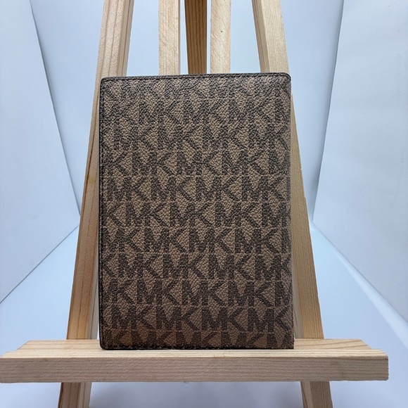 MICHAEL KORS MONOGRAM WALLET! - Picture 11 of 16